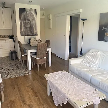 Apartment 4 P Avec Grande Terrasse, Piscine, Parking Dans Tropez Centre